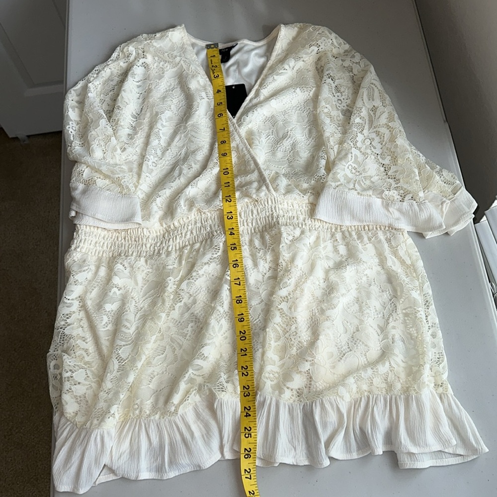 NWT TORRID Cream Lace V-Neck Romper Size 2. - Picture 7 of 16